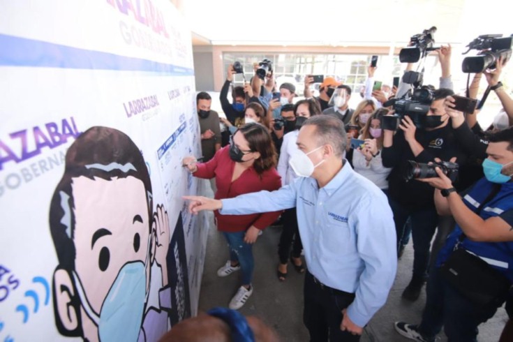  FERNANDO LARRAZABAL FIRMA SEGUNDO Y TERCER COMPROMISOS NOTARIADOS PARA LA CONSTRUCCIÓN DE PASOS INFERIORES EN DISTRIBUIDOR VIAL SENDERO-UNIVERSIDAD-LAREDO-COLOMBIA Y LA VACUNACIÓN DEL PERSONAL DE SALUD Y EDUCACIÓN DEL ESTADO