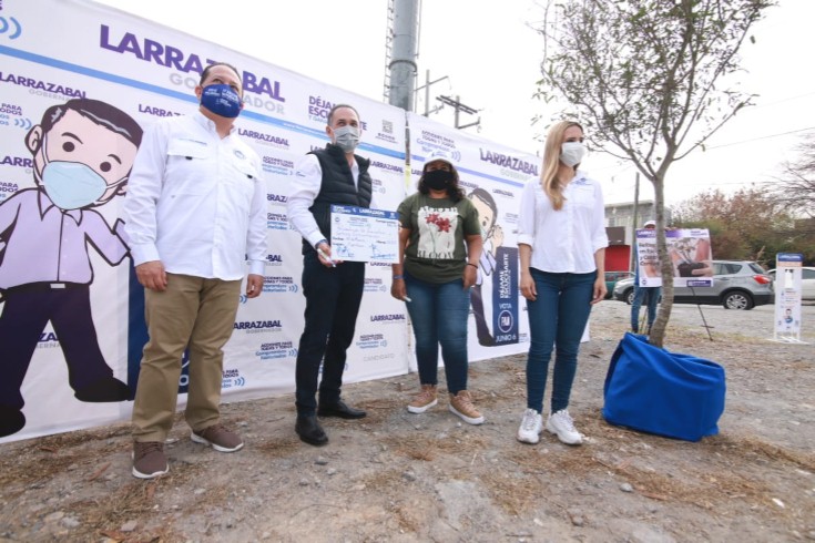  FERNANDO LARRAZABAL FIRMA COMPROMISO 9 SOBRE LA REFORESTACIÓN EN ESCUELAS Y CENTROS COMUNITARIOS