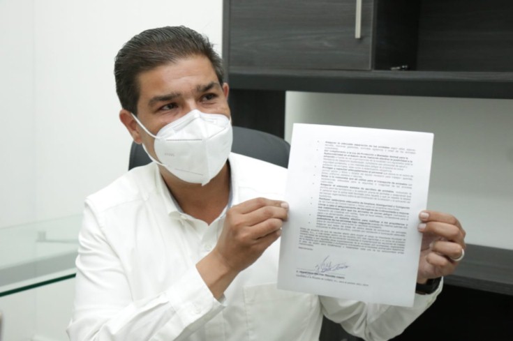  FIRMA PACO TREVIÑO COMPROMISO PARA PROTECCIÓN A ANIMALES