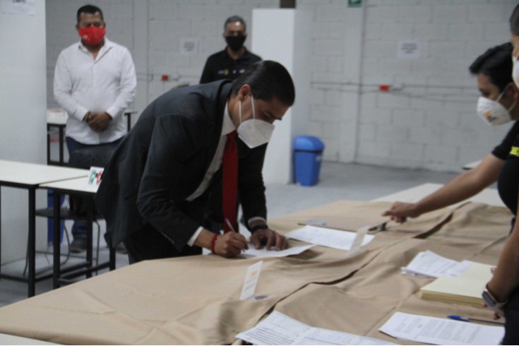  RECIBE PACO TREVIÑO CONSTANCIA DE MAYORÍA DE VOTOS