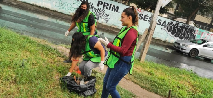  TRANSFORMAN JÓVENES DE APODACA ESPACIOS CON JORNADA DE LIMPIEZA