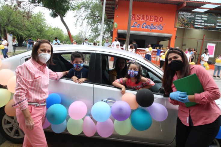  ACOMPAÑA CRISTINA A NIÑOS DE PREESCOLAR EN SU GRADUACIÓN DRIVE THRU