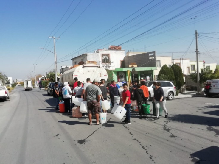  LLEVA ESCOBEDO AGUA POR CORTES DEL VITAL LÍQUIDO