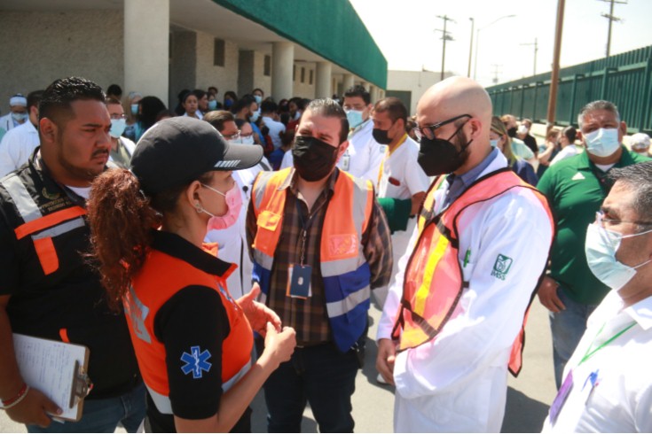  DESALOJAN A 200 EN CLÍNICA DEL IMSS; INSTRUYE PROTECCIÓN CIVIL EN SIMULACRO CONTRA SISMOS E INCENDIOS EN ESCOBEDO